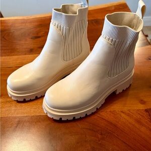 Bacia women’s 7.5 Chelsea boot- chunky boot- water resistant- cream- slip on